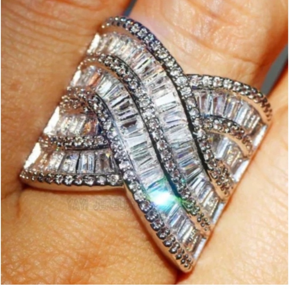 ✨Dazzling 925 Sterling Silver White Sapphire Ring size 6